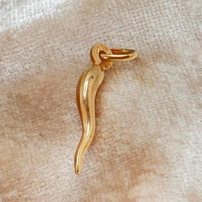 LOT 319: Gold Charms - #1 Mom 14KT, TW 0.47g and Italian Horn 18KT (750) TW 0.49g