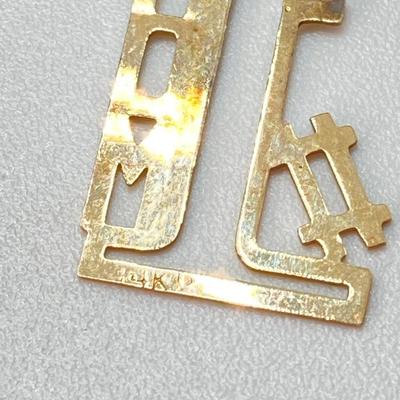 LOT 319: Gold Charms - #1 Mom 14KT, TW 0.47g and Italian Horn 18KT (750) TW 0.49g