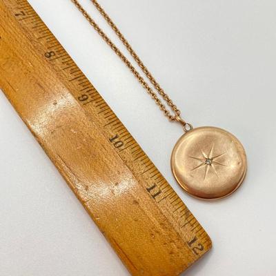 LOT 321: Monogramed Gold Locket and Chain - 10KT, TW 14.55g, 20"