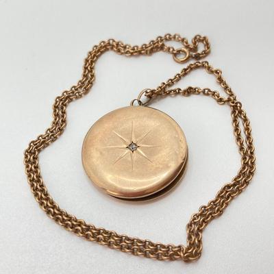 LOT 321: Monogramed Gold Locket and Chain - 10KT, TW 14.55g, 20"