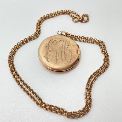 LOT 321: Monogramed Gold Locket and Chain - 10KT, TW 14.55g, 20"