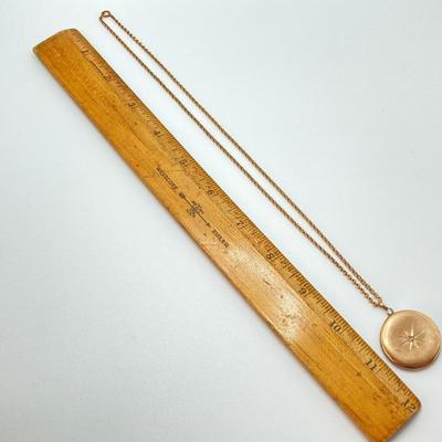 LOT 321: Monogramed Gold Locket and Chain - 10KT, TW 14.55g, 20"