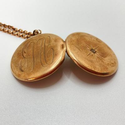 LOT 321: Monogramed Gold Locket and Chain - 10KT, TW 14.55g, 20"