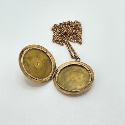 LOT 321: Monogramed Gold Locket and Chain - 10KT, TW 14.55g, 20"