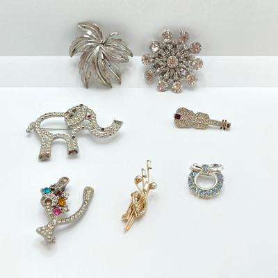 LOT 608: Fashion Jewelry Brooches with Rhinestones