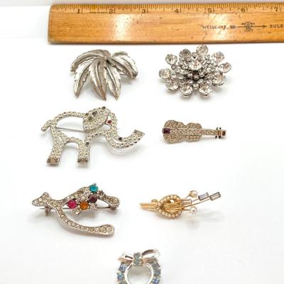 LOT 608: Fashion Jewelry Brooches with Rhinestones