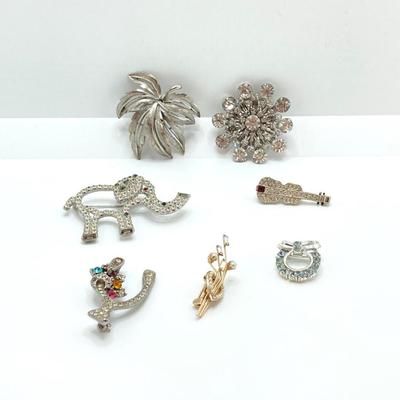 LOT 608: Fashion Jewelry Brooches with Rhinestones