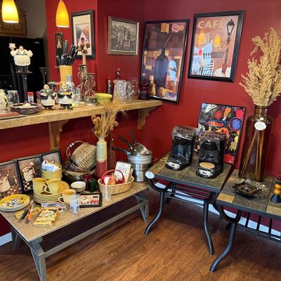Lot 9: Coffee table, Side tables & home decor