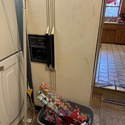 Lot 12: Appliances & decor
