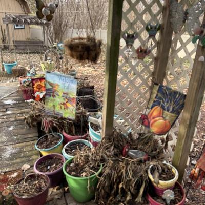 Lot 21: Garden pots & more