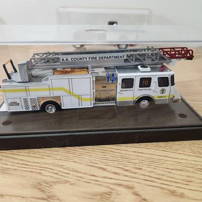 2 Diecast Fire Trucks 1926 Ertl Seagrave , Ladder truck