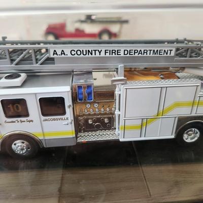 2 Diecast Fire Trucks 1926 Ertl Seagrave , Ladder truck