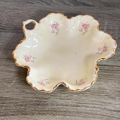 LOT 19D: 1979 Royal Doulton "The Old Balloon Seller" Decorative Plate D6649, 1995 Fitz & Floyd Christmas Cookie Plate,...