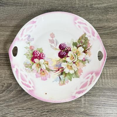 LOT 19D: 1979 Royal Doulton "The Old Balloon Seller" Decorative Plate D6649, 1995 Fitz & Floyd Christmas Cookie Plate,...