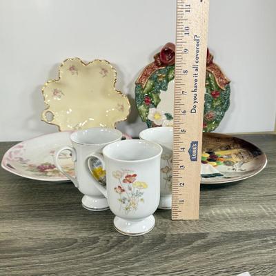 LOT 19D: 1979 Royal Doulton "The Old Balloon Seller" Decorative Plate D6649, 1995 Fitz & Floyd Christmas Cookie Plate,...