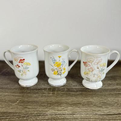 LOT 19D: 1979 Royal Doulton "The Old Balloon Seller" Decorative Plate D6649, 1995 Fitz & Floyd Christmas Cookie Plate,...