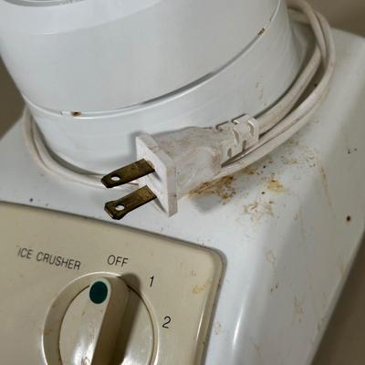 LOT 51B: Kitchen Appliances- Health Smart Juice Extractor, Sunbeam Mix Master & More