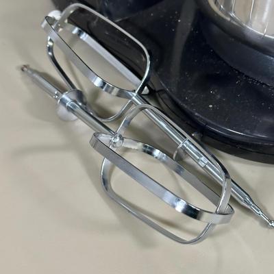 LOT 51B: Kitchen Appliances- Health Smart Juice Extractor, Sunbeam Mix Master & More