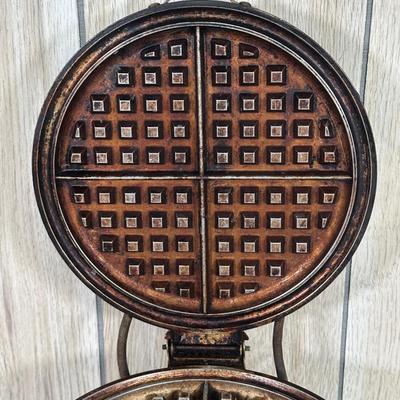 LOT 58B: Vintage Electric Waffle Iron