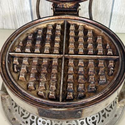 LOT 58B: Vintage Electric Waffle Iron