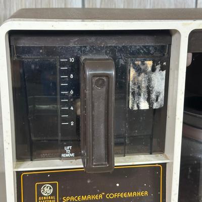 LOT 60B: Vintage General Electric SpaceMaker CoffeeMaker