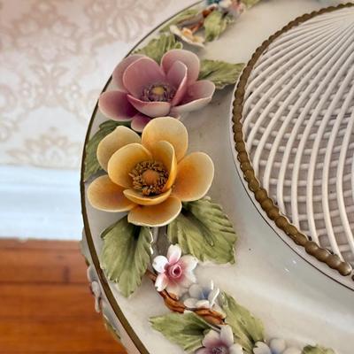 LOT 79D: Gorgeous Vintage Capodimonte Italy Porcelain Cherub Vase / Centerpiece