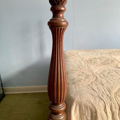 LOT 85 Z: Vintage Mahogany Pineapple Poster Bed Frame & Antique Box Spring