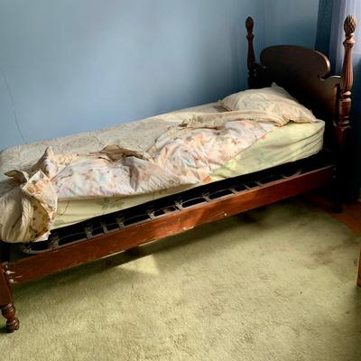 LOT 85 Z: Vintage Mahogany Pineapple Poster Bed Frame & Antique Box Spring