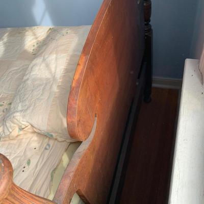 LOT 85 Z: Vintage Mahogany Pineapple Poster Bed Frame & Antique Box Spring