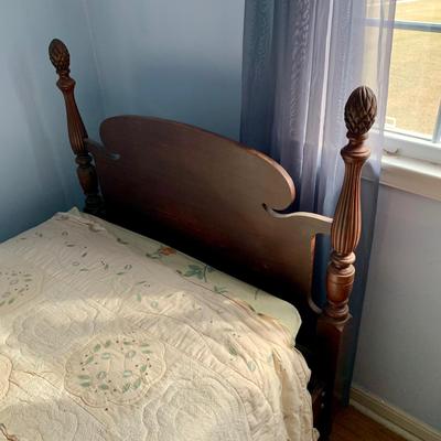 LOT 85 Z: Vintage Mahogany Pineapple Poster Bed Frame & Antique Box Spring