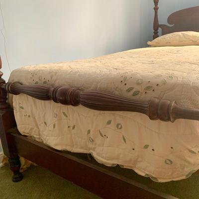 LOT 85 Z: Vintage Mahogany Pineapple Poster Bed Frame & Antique Box Spring