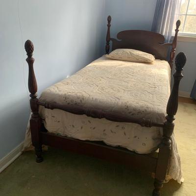 LOT 85 Z: Vintage Mahogany Pineapple Poster Bed Frame & Antique Box Spring
