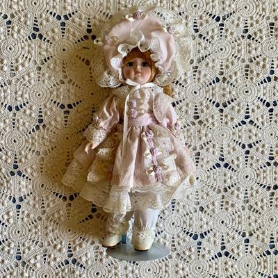 LOT 89 Y: Vintage Articulated Plastic Doll Collection & a Porcelain Dynasty Doll