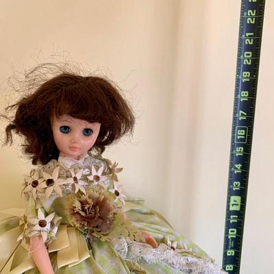 LOT 89 Y: Vintage Articulated Plastic Doll Collection & a Porcelain Dynasty Doll