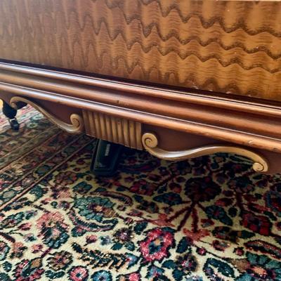 LOT 91 Y: Vintage Hollywood Regency Multi-Grain Figured Wood Bed Frame w/ Wheels & Side Table