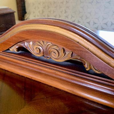 LOT 94 Y: Vintage Hollywood Regency Multi-grain Figured Wood Vanity w/ Bench