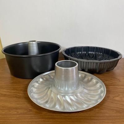 LOT 103K: Bakeware including (3) Vintage Royal China Jeannette Pie Plates, Rolling Pin, Vintage Corning Ware Blue Cornflower Casserole...