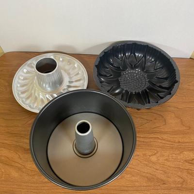 LOT 103K: Bakeware including (3) Vintage Royal China Jeannette Pie Plates, Rolling Pin, Vintage Corning Ware Blue Cornflower Casserole...