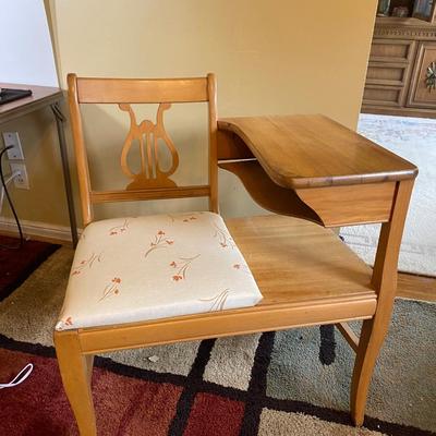 LOT 104K: Gossip bench/Desk with padded seat