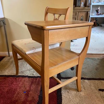 LOT 104K: Gossip bench/Desk with padded seat
