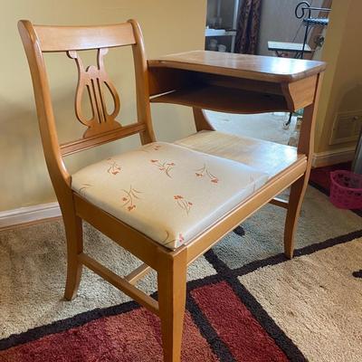 LOT 104K: Gossip bench/Desk with padded seat