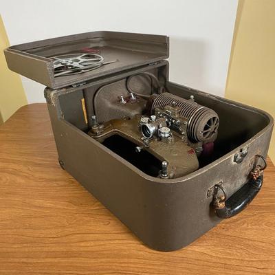 LOT 112 D: Bell & Howell 8mm Regent Design 122 Model L Film Projector