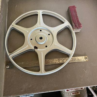 LOT 112 D: Bell & Howell 8mm Regent Design 122 Model L Film Projector
