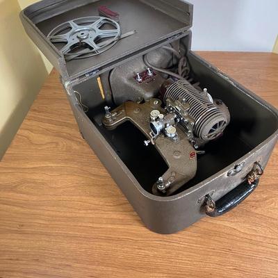 LOT 112 D: Bell & Howell 8mm Regent Design 122 Model L Film Projector