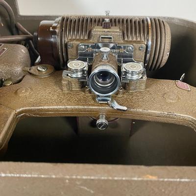 LOT 112 D: Bell & Howell 8mm Regent Design 122 Model L Film Projector