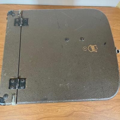 LOT 112 D: Bell & Howell 8mm Regent Design 122 Model L Film Projector