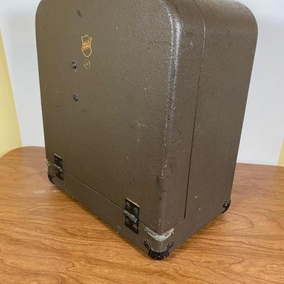LOT 112 D: Bell & Howell 8mm Regent Design 122 Model L Film Projector