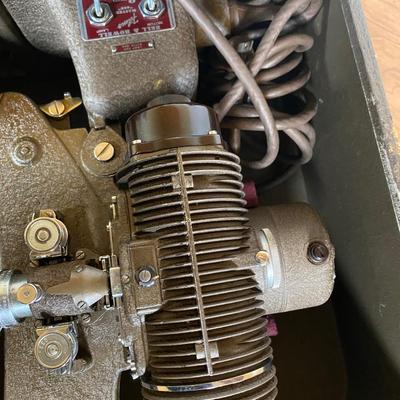 LOT 112 D: Bell & Howell 8mm Regent Design 122 Model L Film Projector
