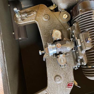 LOT 112 D: Bell & Howell 8mm Regent Design 122 Model L Film Projector