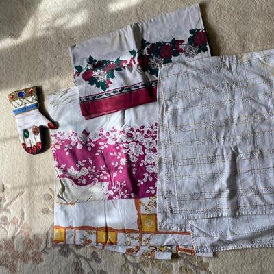 LOT 116L: Various Pieces of Fabric and Linens
